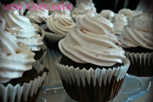 Mini cupcakes cu visine si frosting de mascarpone