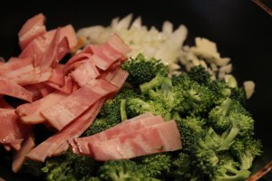 Clatite cu branza, brocoli si bacon