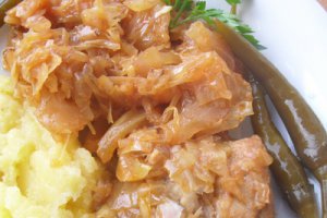 Varza calita cu cotlete de porc