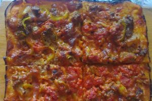 Pizza cu ton si anchoa