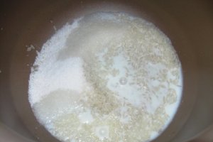Orez cu lapte si sirop de capsuni