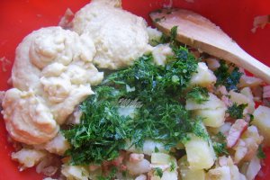Salata calda de cartofi