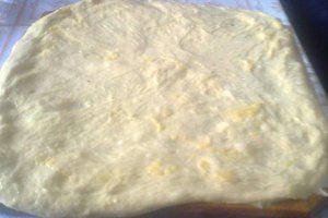 Pizza  cu carne tocata , carnat si slaninuta