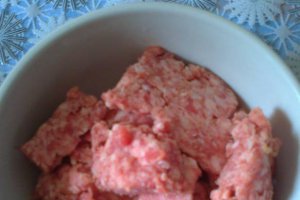 Pizza  cu carne tocata , carnat si slaninuta