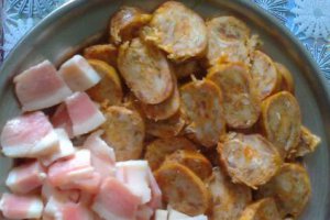 Pizza  cu carne tocata , carnat si slaninuta