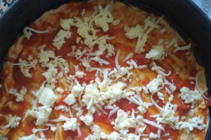 Pizza  cu carne tocata , carnat si slaninuta