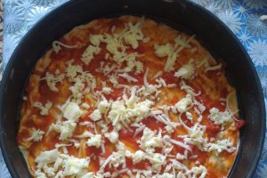 Pizza  cu carne tocata , carnat si slaninuta