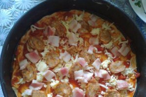 Pizza  cu carne tocata , carnat si slaninuta