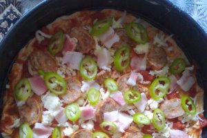 Pizza  cu carne tocata , carnat si slaninuta