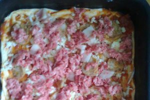 Pizza  cu carne tocata , carnat si slaninuta