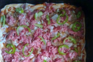 Pizza  cu carne tocata , carnat si slaninuta