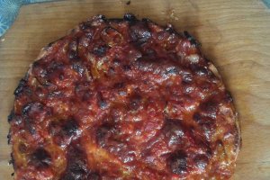 Pizza  cu carne tocata , carnat si slaninuta