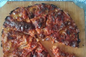 Pizza  cu carne tocata , carnat si slaninuta