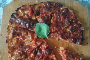 Pizza  cu carne tocata , carnat si slaninuta