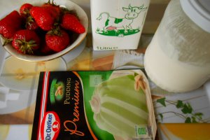 Budinca de fistic cu frisca si capsuni