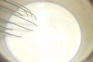 Budinca de fistic cu frisca si capsuni