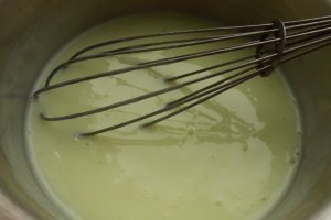 Budinca de fistic cu frisca si capsuni