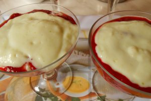 Budinca de fistic cu frisca si capsuni