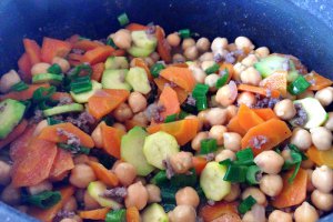 Mancare de naut cu legume si carne tocata