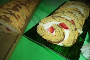 Rulada cu mascarpone,capsuni si mac