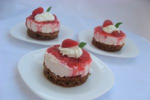 Mini cheesecake cu capsuni