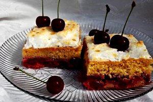 Prajitura cu fructe de vara si bezea