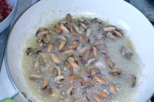 Spaghetti cu midii negre- cozze nere