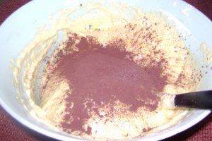 Tort  cu cremă de cacao si gem de căpşune