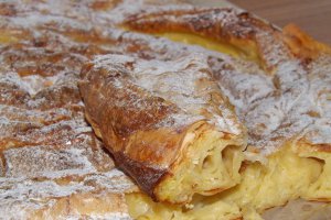 Placinta melc cu branza si crema de vanilie
