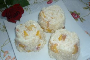 Trandafiri din orez cu lapte si piersici