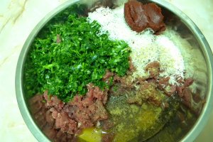 Sarmalute din carne de manzat in foi de stevie
