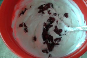 Prajitura cu crema de iaurt straciatella si visine