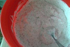 Prajitura cu crema de iaurt straciatella si visine