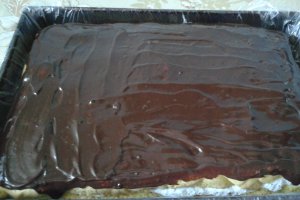 Prajitura cu crema de iaurt straciatella si visine