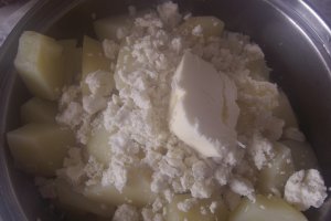 Piure de cartofi noi cu branza de oaie
