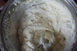 Prajitura cu dulceata de trandafiri si crema de vanilie