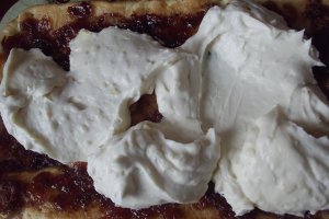 Prajitura cu dulceata de trandafiri si crema de vanilie