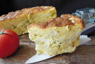 Paste cu branza, verdeturi si crusta de smantana