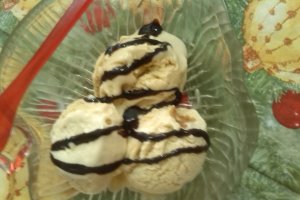 Inghetata caramel cu topping de ciocolata
