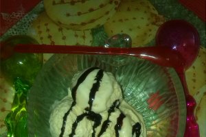 Inghetata caramel cu topping de ciocolata