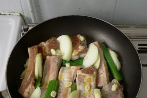 Costite de porc cu legume si sos de rosii