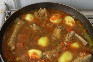 Costite de porc cu legume si sos de rosii