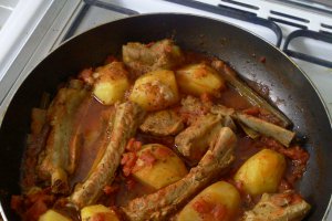 Costite de porc cu legume si sos de rosii