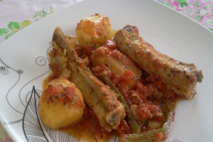 Costite de porc cu legume si sos de rosii