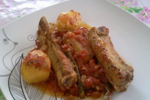Costite de porc cu legume si sos de rosii