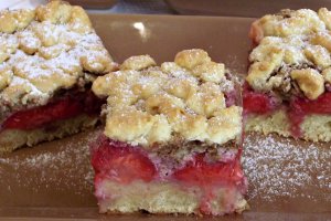 Prajitura cu capsuni, bezea si crumble