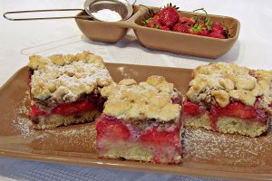 Prajitura cu capsuni, bezea si crumble