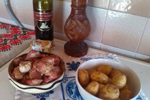 Cartofi noi cu carne de porc la cuptor