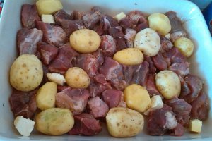 Cartofi noi cu carne de porc la cuptor
