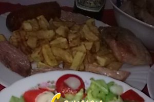 Muschiulet de porc la gratar,cu salata.